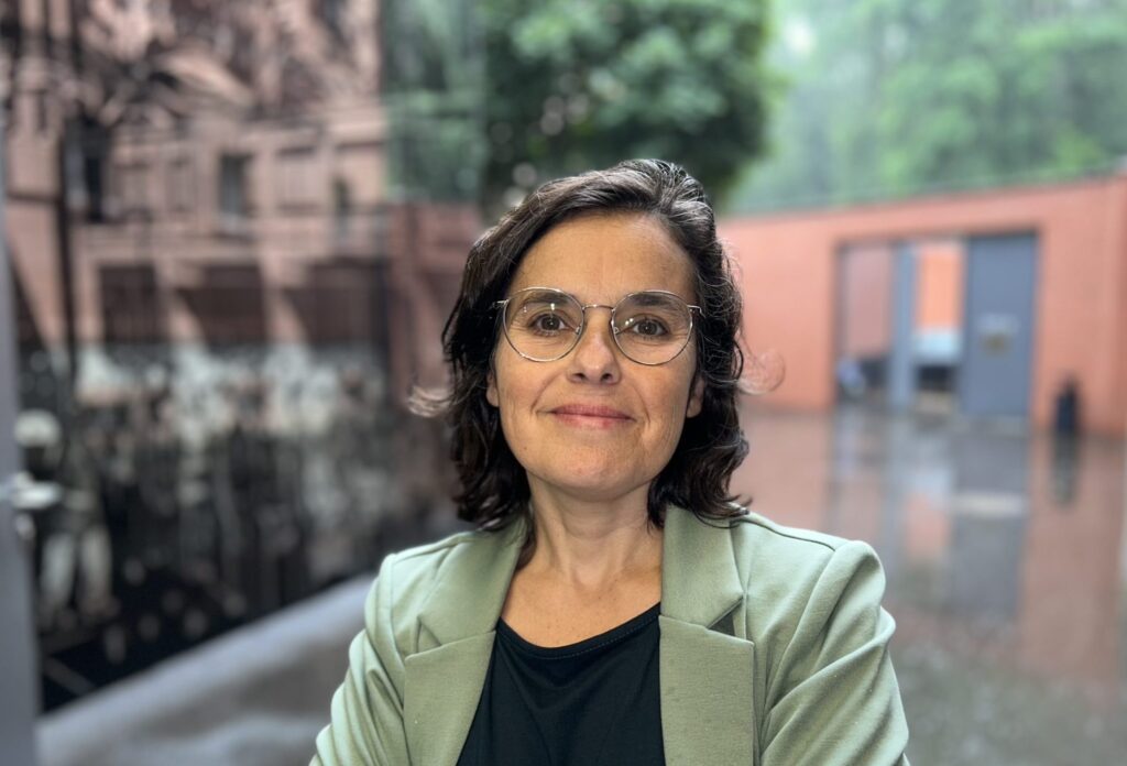 Eine Frau lächelt in die Kamera