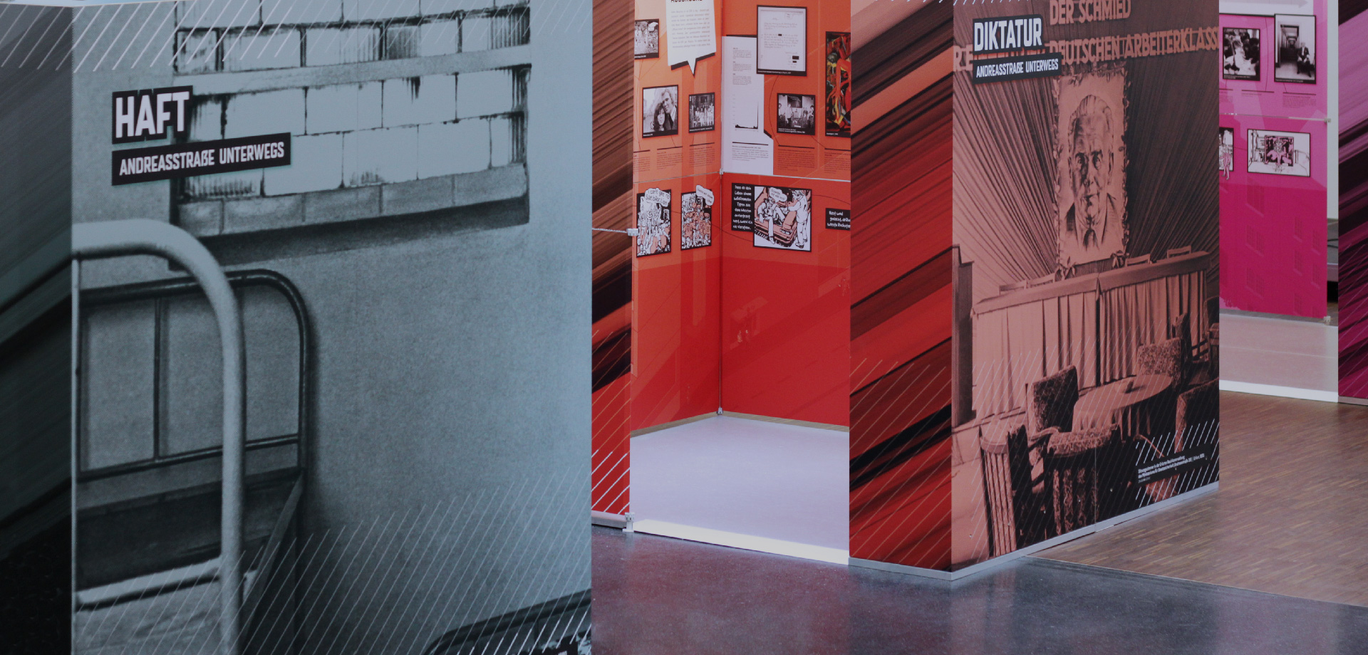 ein begehbarer Würfel, auf der Außenwand steht "Diktatur", daneben eine Fläche, auf dieser steht "Haft. Andreasstraße unterwegs"